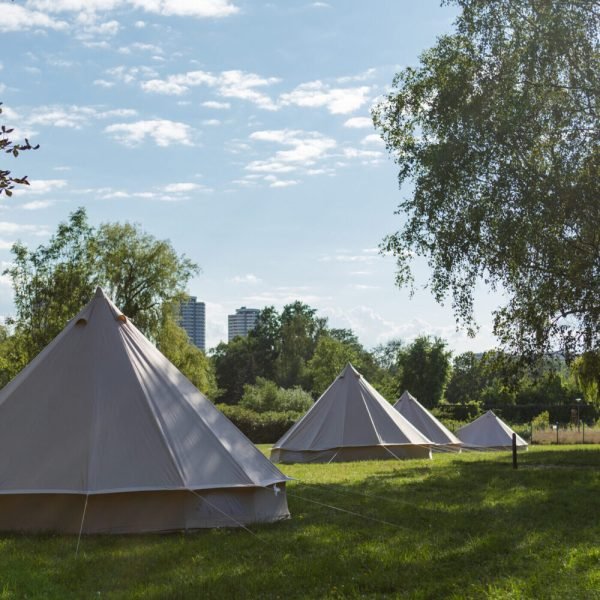 namioty na trawie 1 - Księżycowe Pole